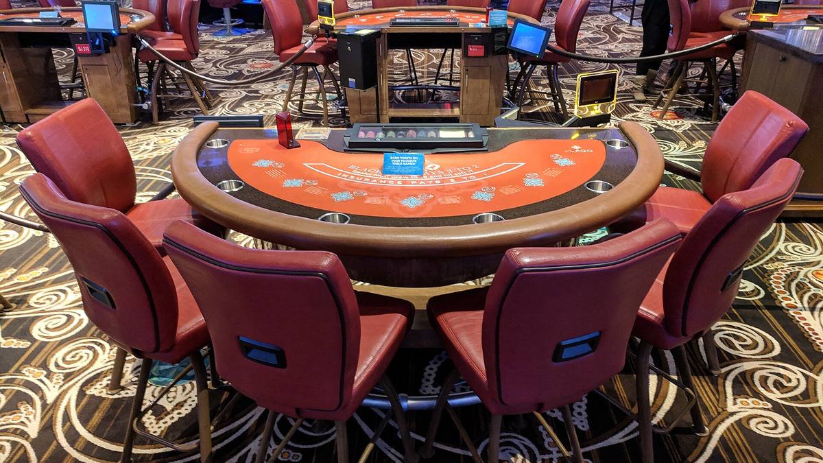 Meja blackjack dengan kartu dan keripik