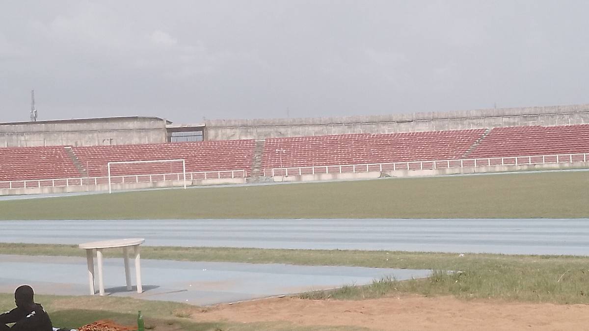 Lapangan sepak bola dilihat dari tribun stadion