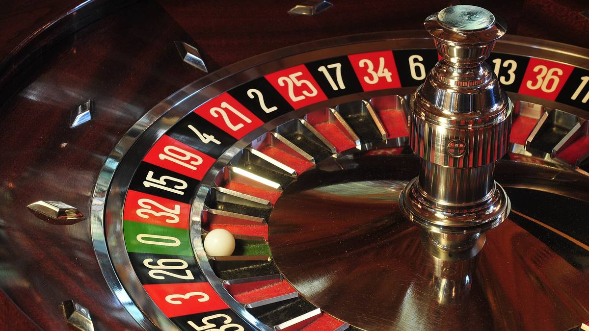 Meja roulette di sebuah kasino