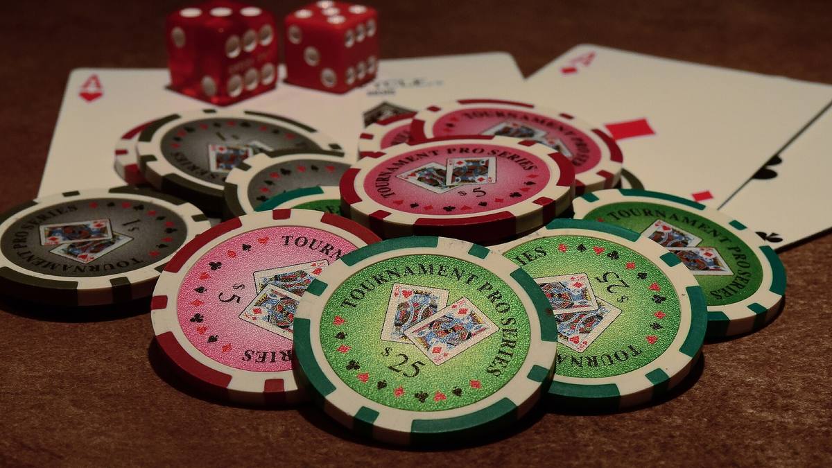 Keripik poker dan kartu remi di atas meja