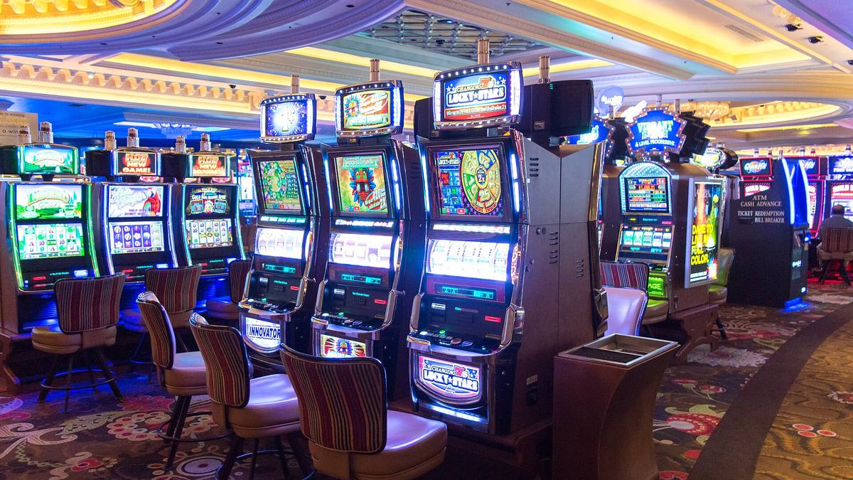 Barisan mesin slot di lantai kasino