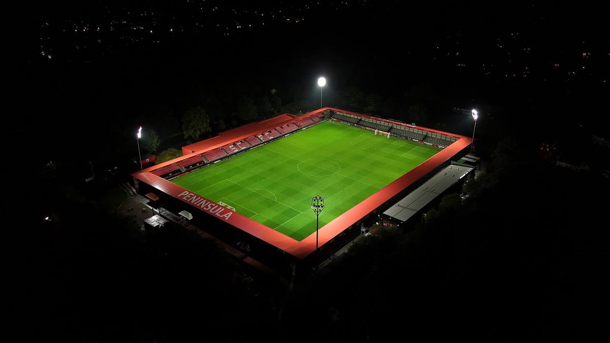 Stadion sepak bola menyala di malam hari